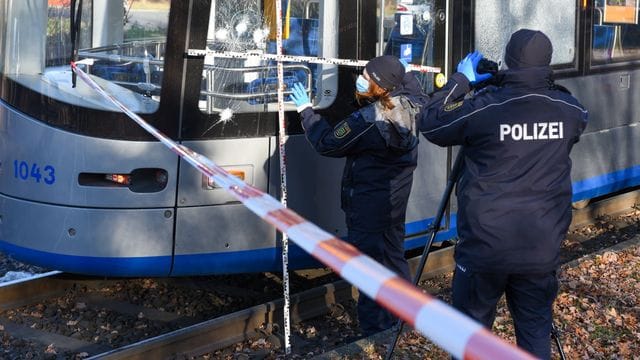 Straßenbahn in Leipzig mit Steinen beworfen