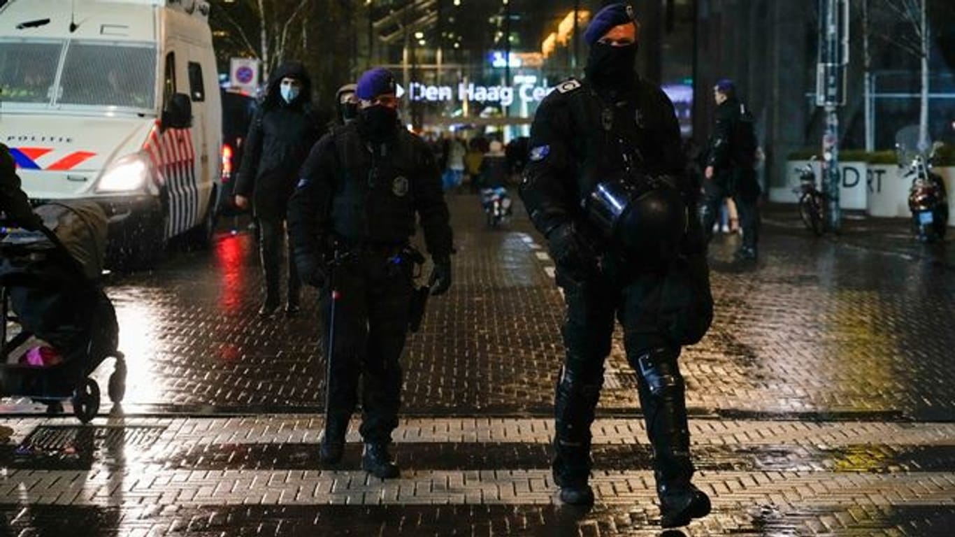 Niederländische Polizisten patrouillieren vor einem Ministeriumsgebäude.