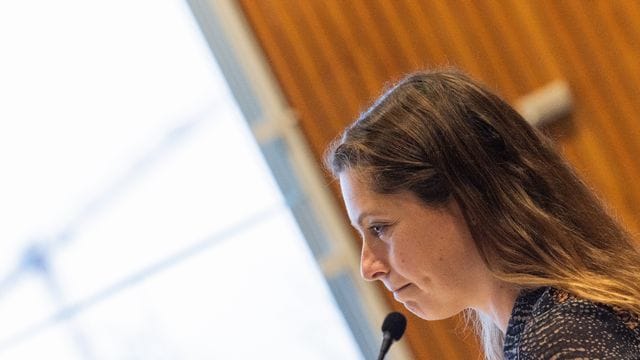 "Wenn so viele Menschen sterben, müssen wir zugeben, dass das System insgesamt versagt hat", sagt die britische Hydrologin Hannah Cloke im U-Ausschuss zur Flutkatastrophe. "Wenn so viele Menschen sterben, müssen wir zugeben, dass das System insgesamt versagt hat", sagt die britische Hydrologin Hannah Cloke im U-Ausschuss zur Flutkatastrophe.