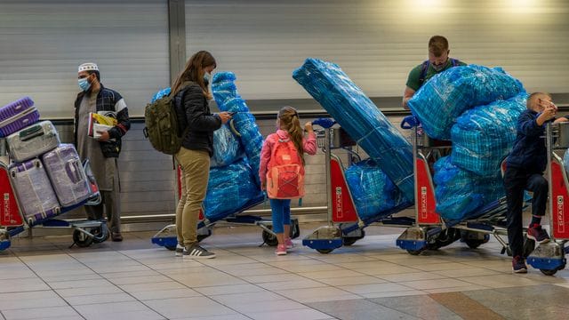 Reisende am Flughafen von Johannesburg.