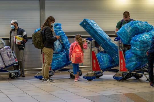 Reisende am Flughafen von Johannesburg.