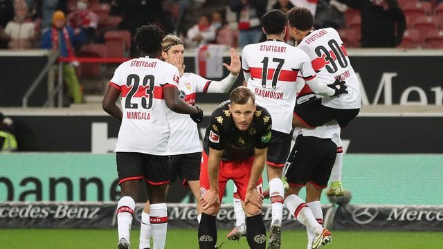 Während die Stuttgarter jubeln, ist der Mainzer Silvan Widmer bedient.
