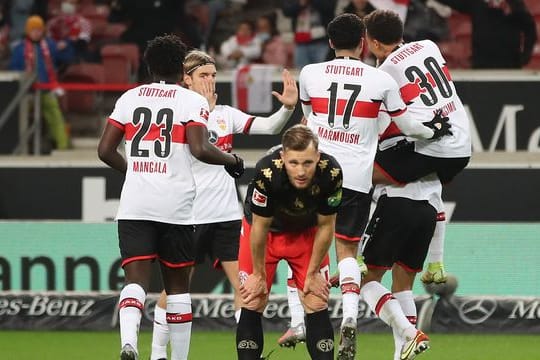 Während die Stuttgarter jubeln, ist der Mainzer Silvan Widmer bedient.