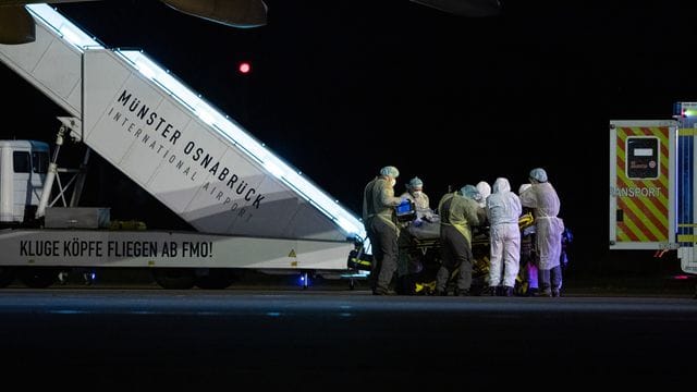 Auf dem Flughafen Münster-Osnabrück steht eine Maschine der Luftwaffe mit sechs Coroa-Patienten aus Süddeutschland, die von mehreren Krankenwagen in die umliegenden Krankenhäuser verlegt werden. Auf dem Flughafen Münster-Osnabrück steht eine Maschine der Luftwaffe mit sechs Coroa-Patienten aus Süddeutschland, die von mehreren Krankenwagen in die umliegenden Krankenhäuser verlegt werden.