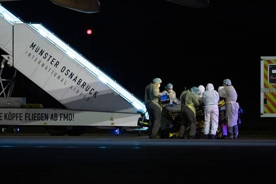 Auf dem Flughafen Münster-Osnabrück steht eine Maschine der Luftwaffe mit sechs Coroa-Patienten aus Süddeutschland, die von mehreren Krankenwagen in die umliegenden Krankenhäuser verlegt werden.