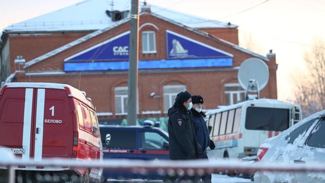 Die Polizei ist am Kohlebergwerk "Listwjaschnaja" im Einsatz.
