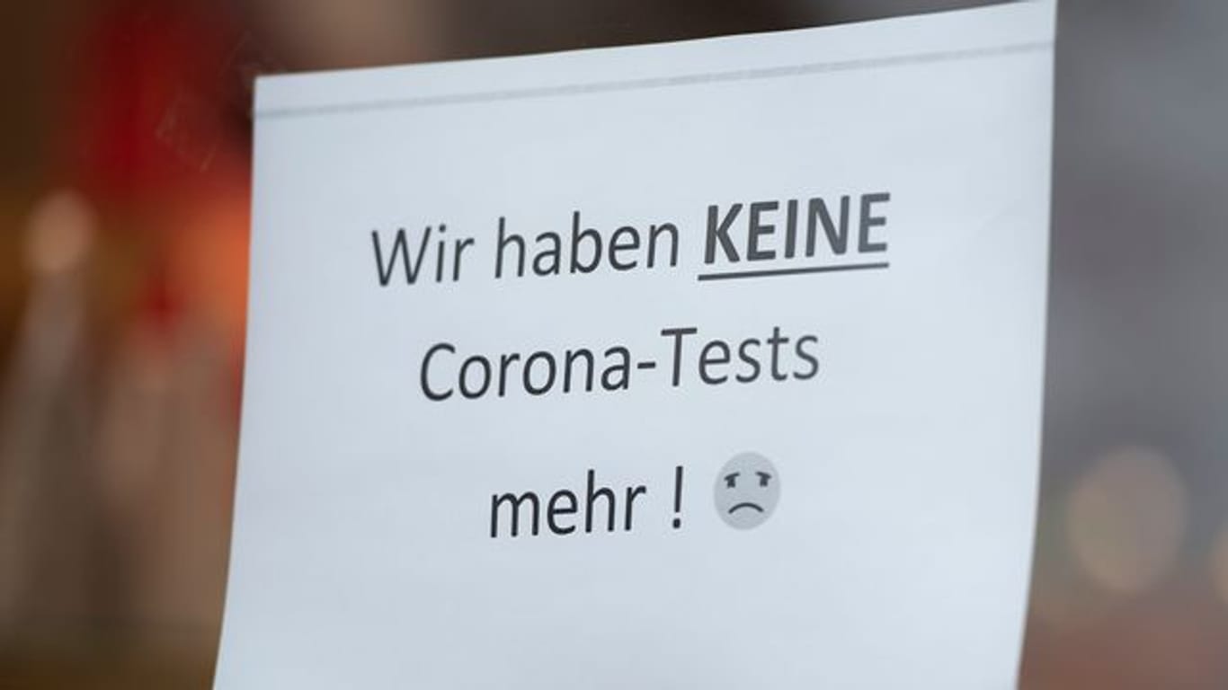 Sogar die Corona-Tests werden langsam knapp - zumindest in dieser Apotheke in Potsdam.