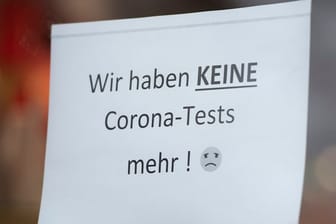 Sogar die Corona-Tests werden langsam knapp - zumindest in dieser Apotheke in Potsdam.