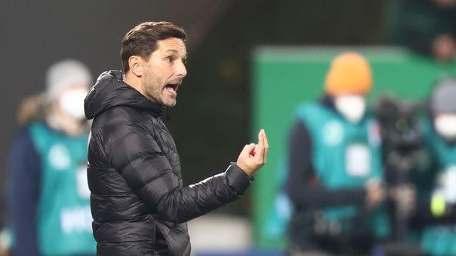 Der Fürther Trainer Stefan Leitl gestikuliert am Spielfeldrand.