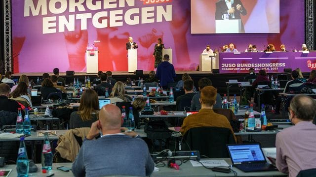 Kanzlerkandidat Olaf Scholz (M) spricht beim Bundeskongress der Jusos in Frankfurt. Kanzlerkandidat Olaf Scholz (M) spricht beim Bundeskongress der Jusos in Frankfurt.