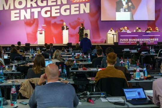 Kanzlerkandidat Olaf Scholz (M) spricht beim Bundeskongress der Jusos in Frankfurt.