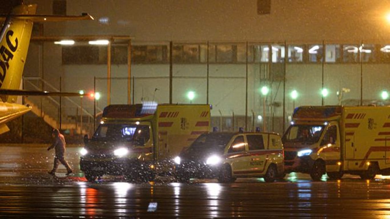 Zwei Rettungswagen mit Corona-Patienten, die nach Bremen ausgeflogen werden, stehen in der Nacht auf dem Flufhafen Dresden International.