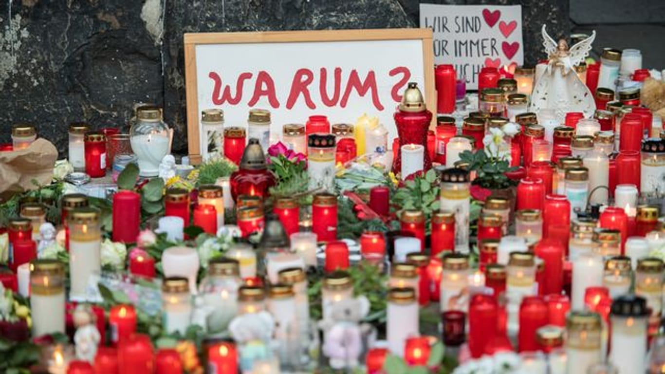 Vor der Porta Nigra haben Menschen zum Gedenken an die Opfer einer Amokfahrt Kerzen aufgestellt.