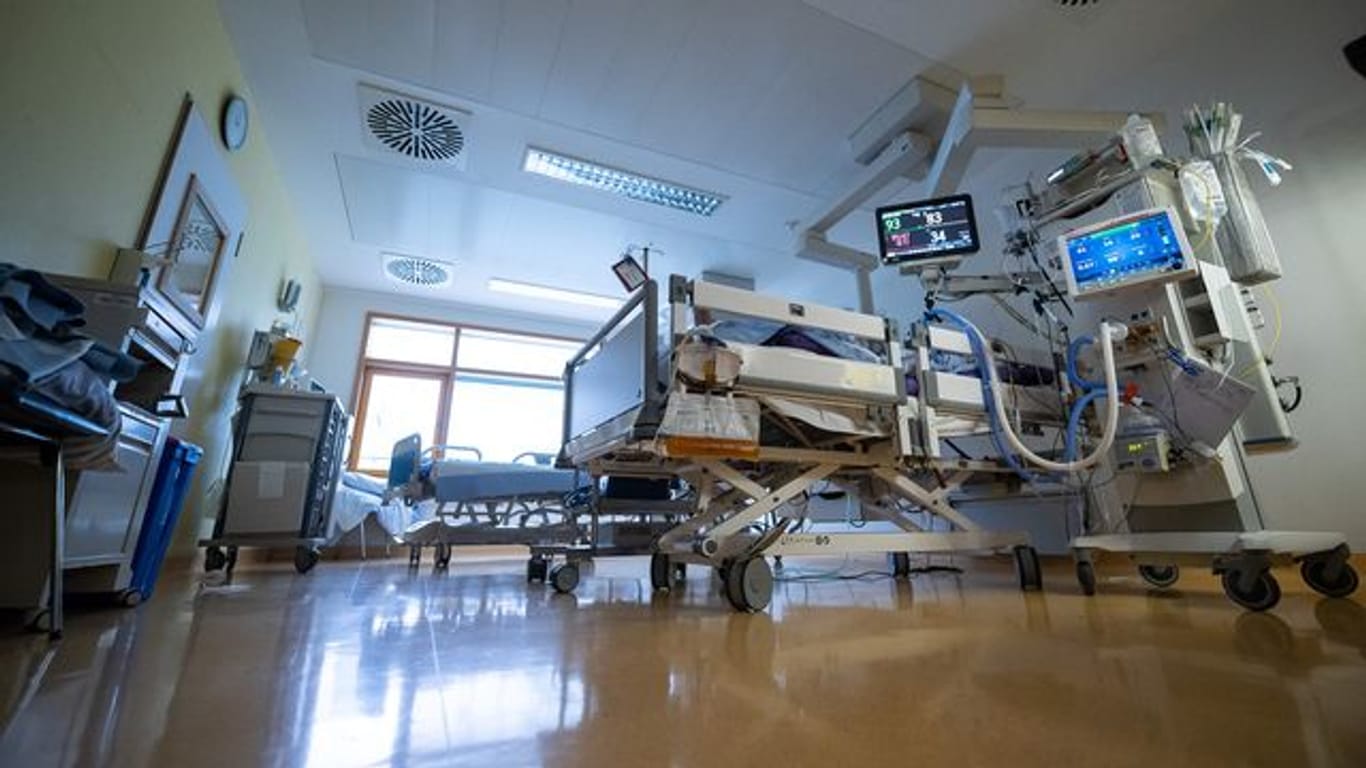 Ein Intensivbett, in dem ein Covid-19-Patient liegt, steht auf einer Intensivstation eines Klinikums.