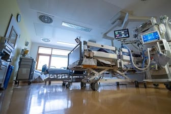 Ein Intensivbett, in dem ein Covid-19-Patient liegt, steht auf einer Intensivstation eines Klinikums.