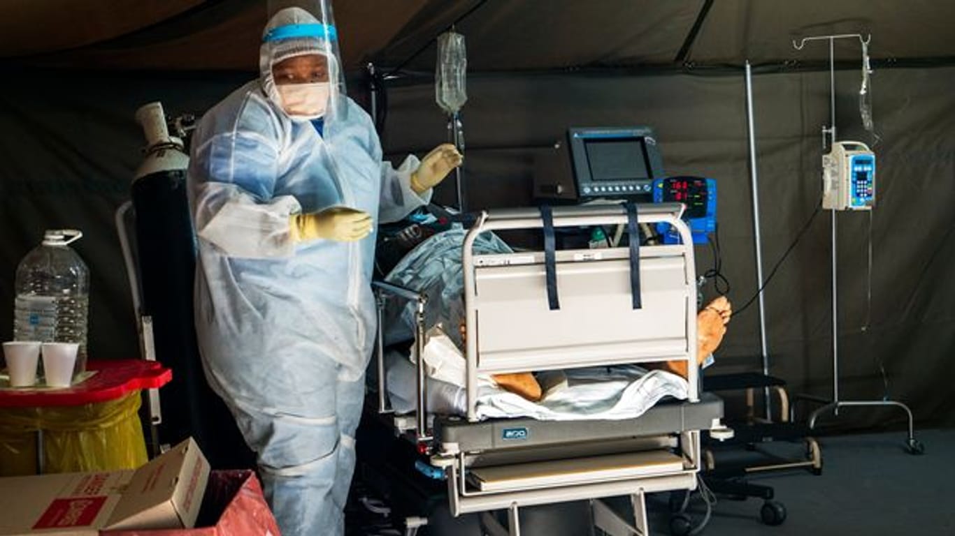 Ein Patient, der sich mit dem Coronavirus infiziert hat, wird im Tshwane District Hospital in Pretoria mit Sauerstoff behandelt.