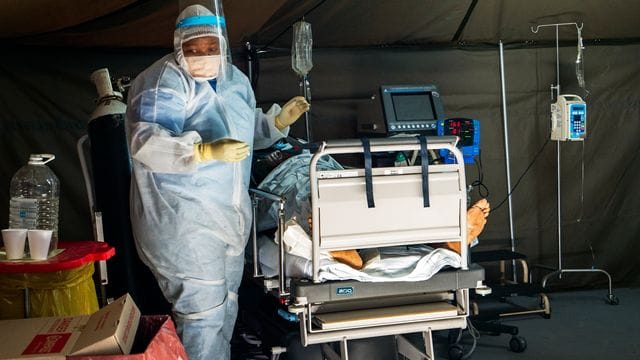 Ein Patient, der sich mit dem Coronavirus infiziert hat, wird im Tshwane District Hospital in Pretoria mit Sauerstoff behandelt. Ein Patient, der sich mit dem Coronavirus infiziert hat, wird im Tshwane District Hospital in Pretoria mit Sauerstoff behandelt.