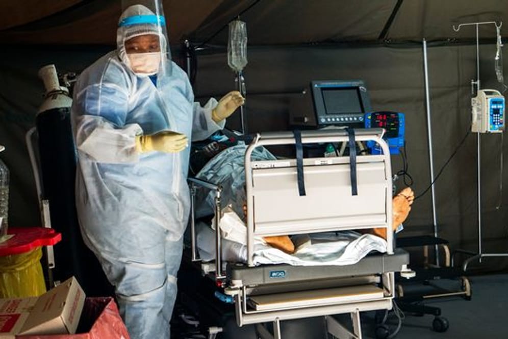 Ein Patient, der sich mit dem Coronavirus infiziert hat, wird im Tshwane District Hospital in Pretoria mit Sauerstoff behandelt.