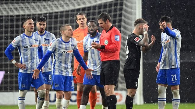 Die Hertha-Spieler diskusstieren nach dem Schlusspfiff mit Schiedsrichter Frank Willenborg. Die Hertha-Spieler diskusstieren nach dem Schlusspfiff mit Schiedsrichter Frank Willenborg.