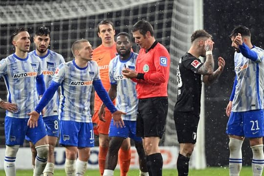 Die Hertha-Spieler diskusstieren nach dem Schlusspfiff mit Schiedsrichter Frank Willenborg.