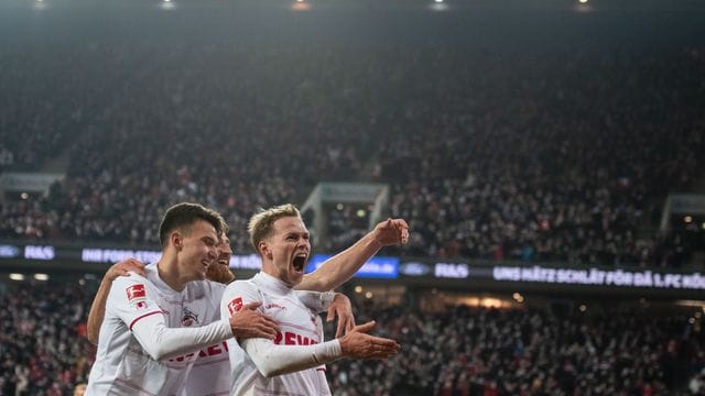 Die Kölner Spieler feiern den Derby-Sieg gegen Borussia Mönchengladbach.