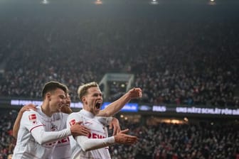 Die Kölner Spieler feiern den Derby-Sieg gegen Borussia Mönchengladbach.