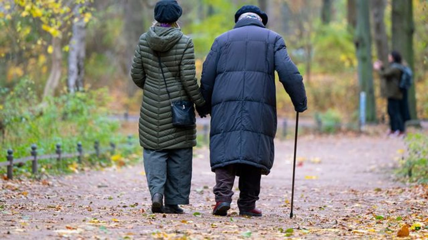 Die rund 21 Millionen Rentnerinnen und Rentner in Deutschland müssen damit rechnen, dass die Rentenerhöhung nächstes Jahr doch etwas geringer ausfallen wird als erwartet.