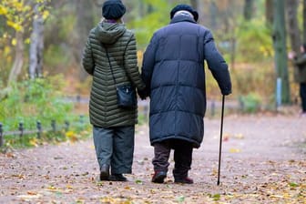 Die rund 21 Millionen Rentnerinnen und Rentner in Deutschland müssen damit rechnen, dass die Rentenerhöhung nächstes Jahr doch etwas geringer ausfallen wird als erwartet.