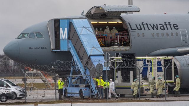 Corona-Hilfsflug der Luftwaffe: Im Rahmen des Kleeblatt-Konzeptes werden Covid-19-Patienten zur weiteren Behandlung umverteilt.