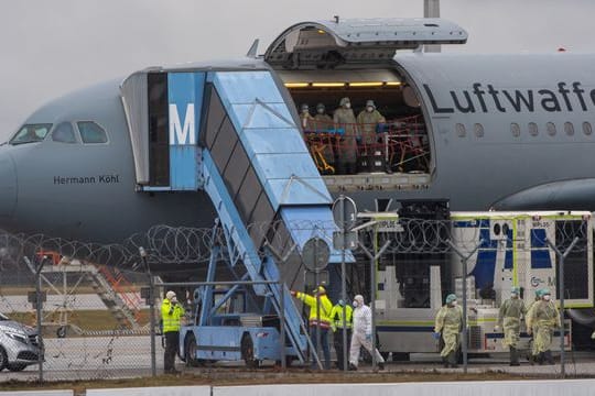 Corona-Hilfsflug der Luftwaffe: Im Rahmen des Kleeblatt-Konzeptes werden Covid-19-Patienten zur weiteren Behandlung umverteilt.