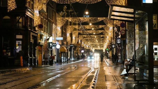 Angesichts schnell steigender Infektions- und Patientenzahlen verhängen die Niederlande einen abendlichen Lockdown.