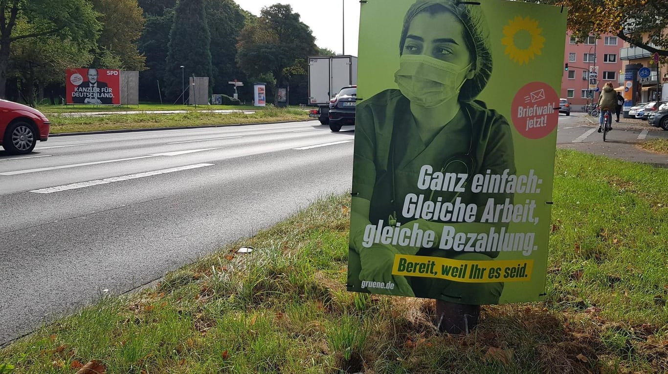 Wahlplakat der Grünen: Im Bundestagswahlkampf 2021 forderten viele Parteien gleiche Bezahlung für Männer und Frauen. Ob die Umsetzung bald kommt?