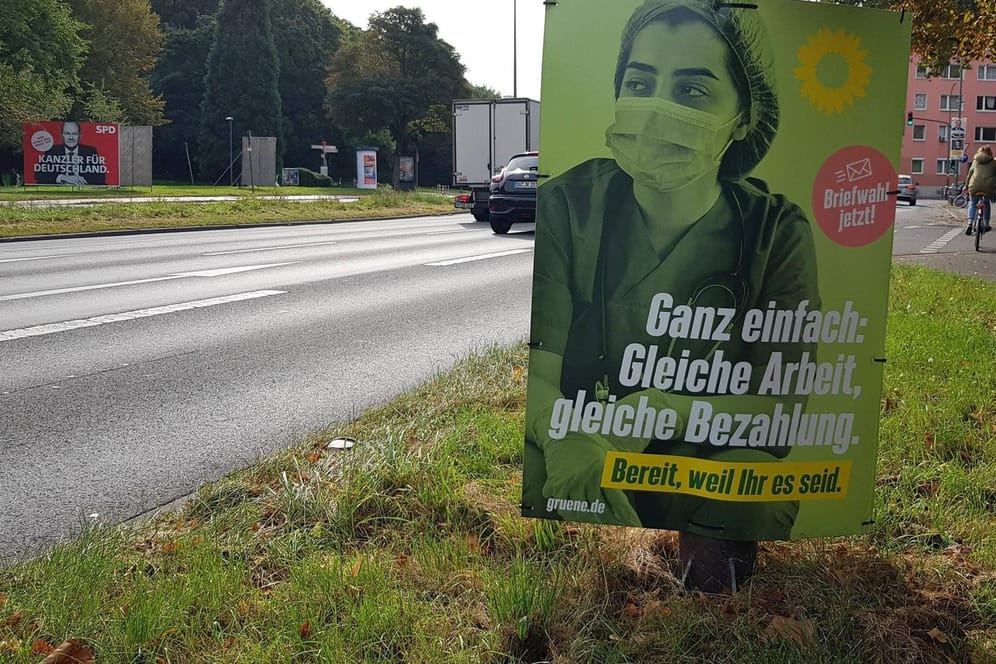 Wahlplakat der Grünen: Im Bundestagswahlkampf 2021 forderten viele Parteien gleiche Bezahlung für Männer und Frauen. Ob die Umsetzung bald kommt?