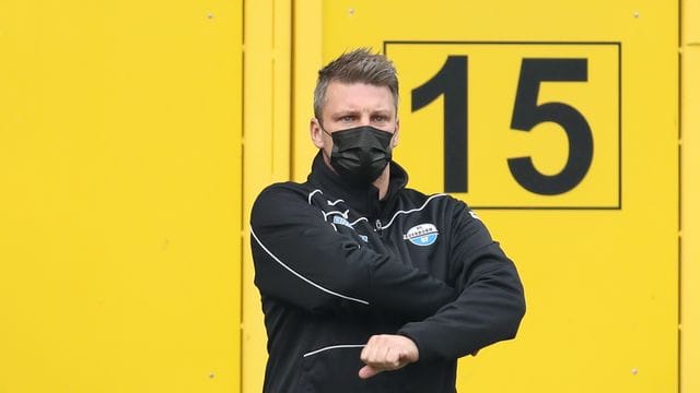 Darf sein Team nur mit Maske coachen: Paderborns Trainer Lukas Kwasniok.