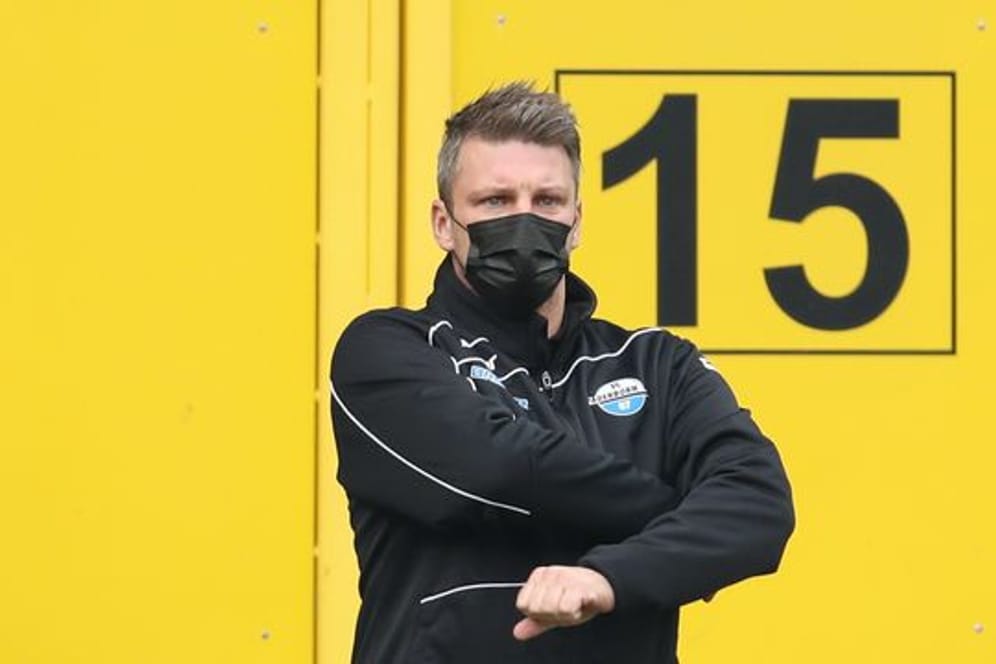 Darf sein Team nur mit Maske coachen: Paderborns Trainer Lukas Kwasniok.