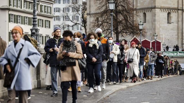 Wählerinnen und Wähler stehen für die Volksabstimmung über das 3G-Zertifikat in Zürich an. Wählerinnen und Wähler stehen für die Volksabstimmung über das 3G-Zertifikat in Zürich an.