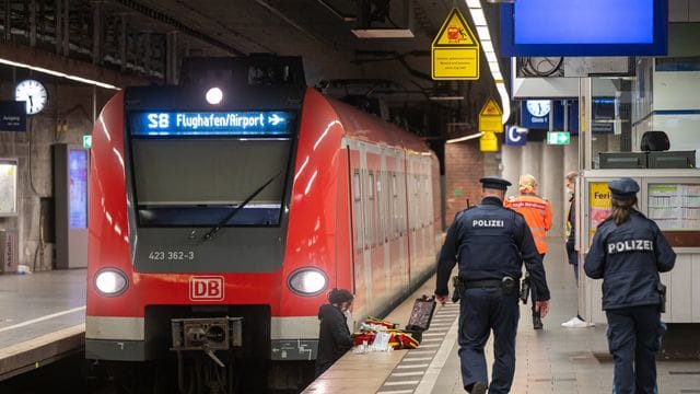 Polizisten und Spurensicherer an der Haltestelle Stachus im Einsatz. Polizisten und Spurensicherer an der Haltestelle Stachus im Einsatz.