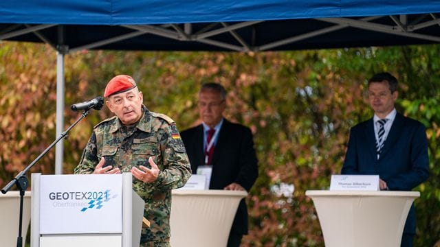 Generalmajor Carsten Breuer (l) ist für die Leitung des geplanten Corona-Krisenstabs im Gespräch.