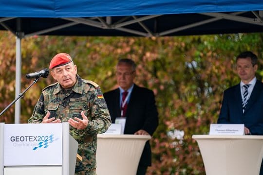 Generalmajor Carsten Breuer (l) ist für die Leitung des geplanten Corona-Krisenstabs im Gespräch.