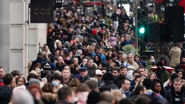 Mittlerweile sind in etlichen Ländern Fälle der Omikron-Variante aufgetaucht. Mittlerweile sind in etlichen Ländern Fälle der Omikron-Variante aufgetaucht.