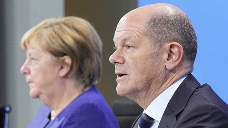 Die geschäftsführende Bundeskanzlerin Angela Merkel und ihr designierter Nachfolger Olaf Scholz stehen über Einsetzung und Aufgabenstellung des Corona-Krisenstabs in engem Kontakt.