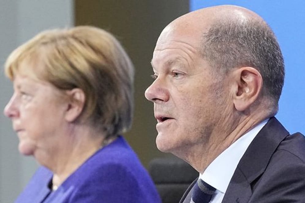 Die geschäftsführende Bundeskanzlerin Angela Merkel und ihr designierter Nachfolger Olaf Scholz stehen über Einsetzung und Aufgabenstellung des Corona-Krisenstabs in engem Kontakt.