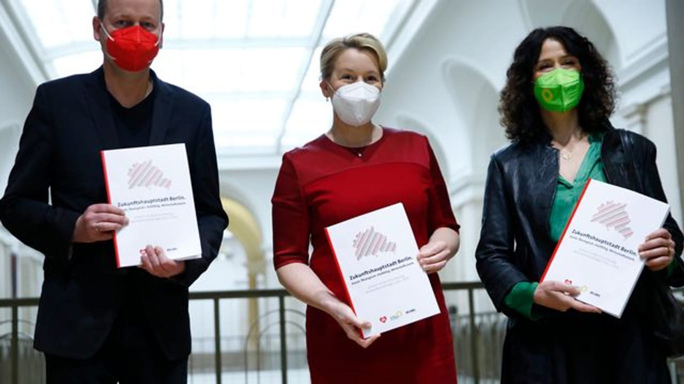 Linke-Spitzenkandidat Klaus Lederer, Franziska Giffey, die Landesvorsitzende und Spitzenkandidatin der SPD, und Grünen-Spitzenkandidatin Bettina Jarasch haben sich auf einen Koalitionsvertrag geeinigt.