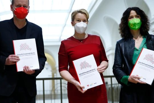 Linke-Spitzenkandidat Klaus Lederer, Franziska Giffey, die Landesvorsitzende und Spitzenkandidatin der SPD, und Grünen-Spitzenkandidatin Bettina Jarasch haben sich auf einen Koalitionsvertrag geeinigt.