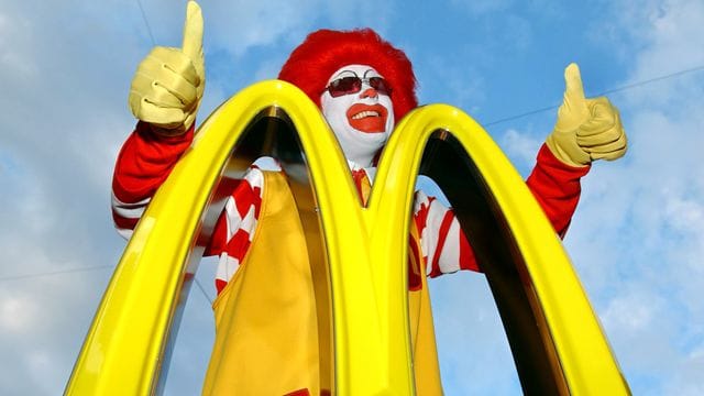 Das goldene M der Burgerkette McDonald's ist ein weltweit bekanntes Emblem für Fast Food.