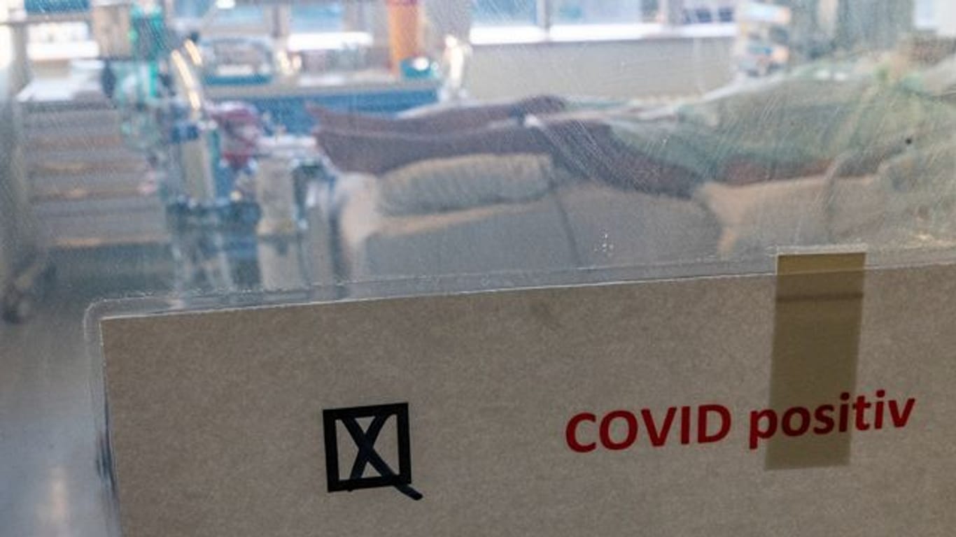 Ein schwer an Covid-19 erkrankter Patient liegt in einem Isolierzimmer auf der Corona-Intensivstation im Universitätsklinikum in Halle/Saale.