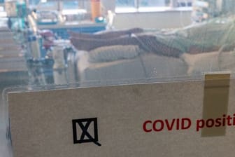 Ein schwer an Covid-19 erkrankter Patient liegt in einem Isolierzimmer auf der Corona-Intensivstation im Universitätsklinikum in Halle/Saale.