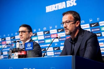 Tayfun Korkut (l) wurde von Fredi Bobic als neuer Trainer bei Hertha BSC eingestellt.