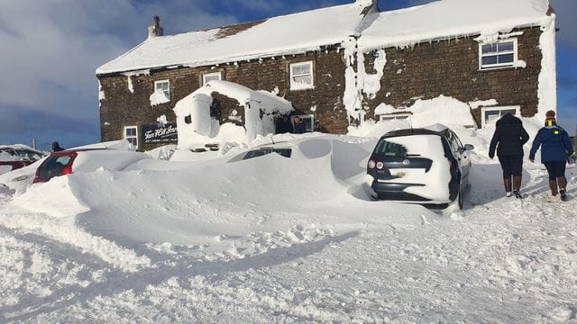 Der eingeschneite Pub "Tan Hill Inn" in dem nordenglischen Nationalpark Yorkshire Dales.