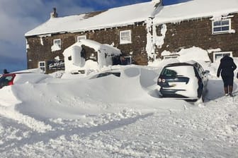 Der eingeschneite Pub "Tan Hill Inn" in dem nordenglischen Nationalpark Yorkshire Dales.